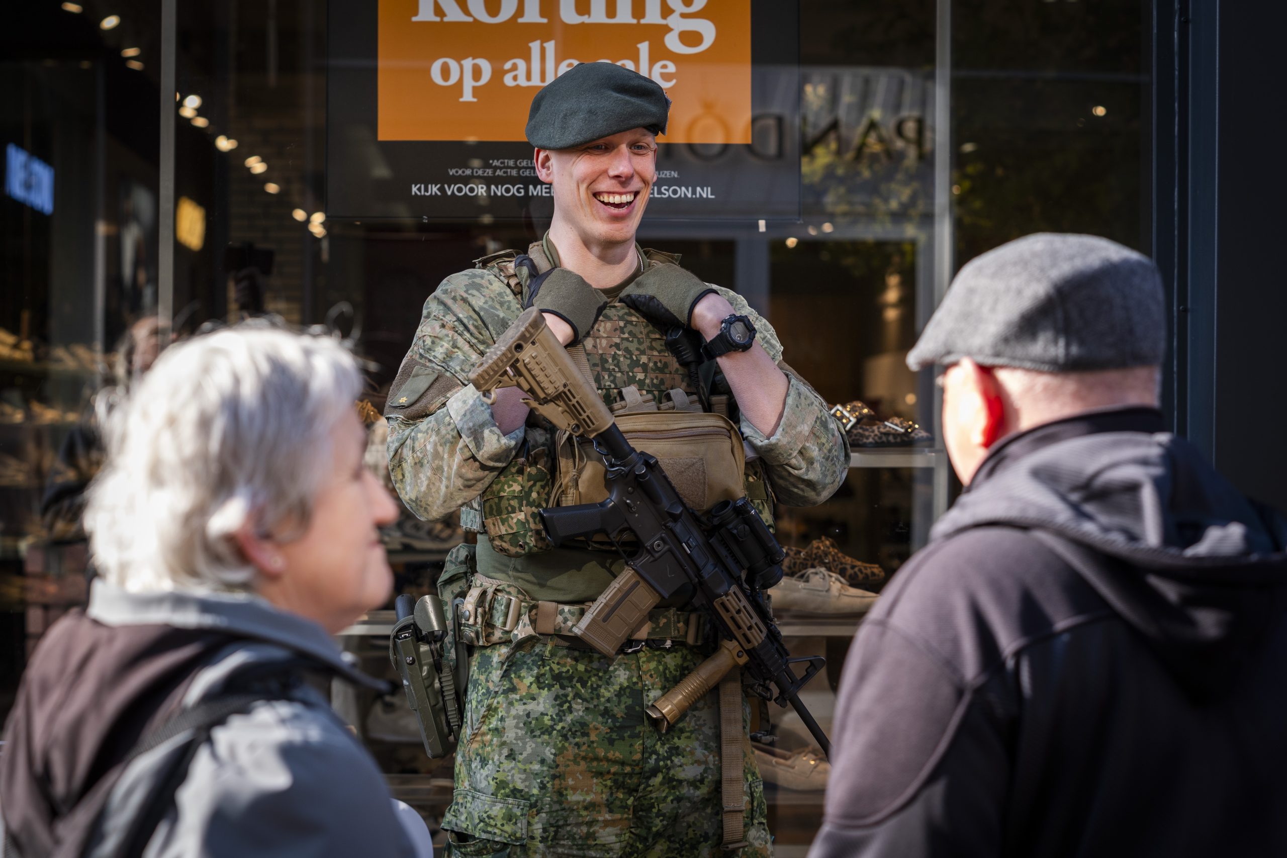 Oefening in gemeente Dronten brengt militairen en inwoners in gesprek